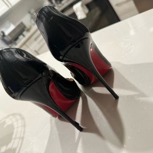 Black Kate Christian Louboutin,size 6,they have some damage